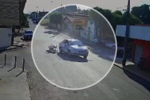 Motociclista tenta fugir da polícia e “voa” após colidir contra um carro em Uruaçu (GO)