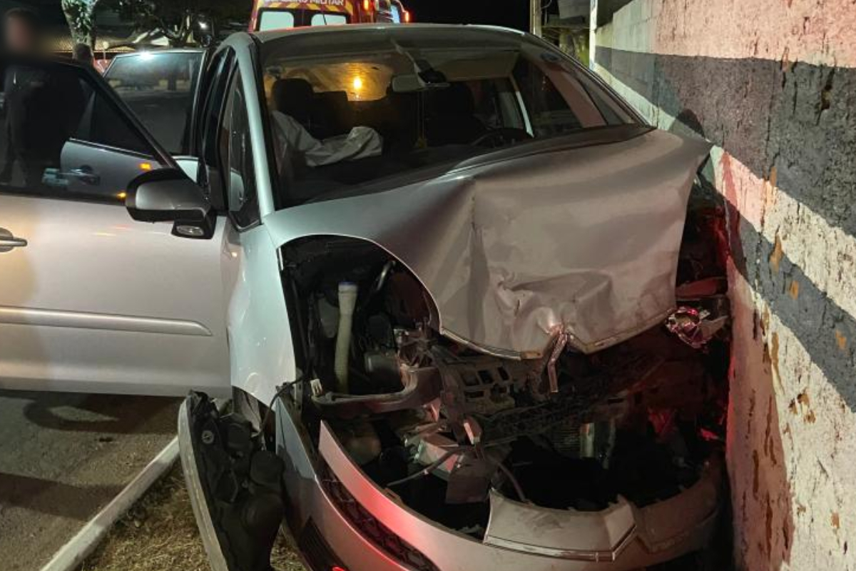 Carro da motorista ficou destruído após colidir contra a delegacia de Valparaíso