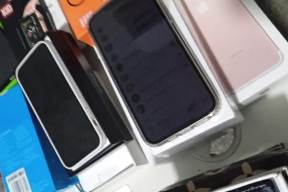 PM apreende 63 celulares furtados prontos para venda em shopping de Aparecida (Foto: Divulgação)