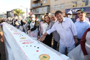 Prefeitura de Catalão comemora aniversário de 163 com bolo de 163 metros