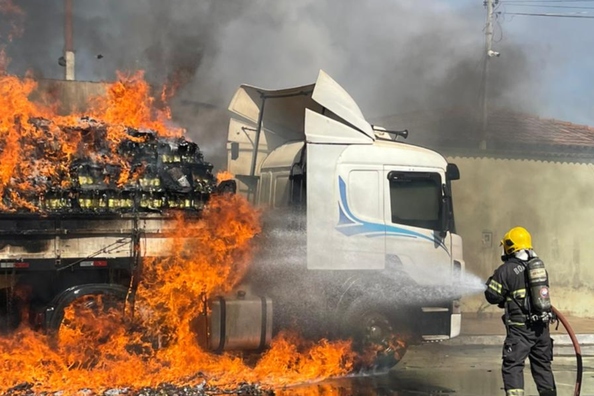 Corpo de Bombeiros controlam chamas de carreta na BR-060. (Foto: Bombeiros)