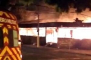 Um incêndio atingiu o bar anexo ao Velho Texas, no Setor Marista, em Goiânia. As chamas tiveram início por volta das 3h desta segunda (22). (Foto: divulgação)