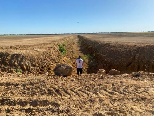 Polícia investiga fazendeiro após localizar drenos no Rio Crixás – Açu, em Crixás (GO)