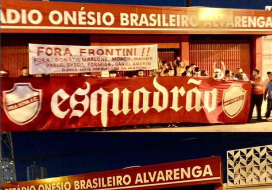 Protesto da torcida do Vila Nova contra o time colorado