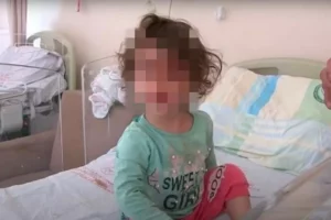 Menina morde e mata cobra "Alá a protegeu", disse um dos vizinhos da criança. Menina de 2 anos morde e mata cobra que a atacou, na Turquia