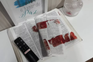 Homem mata esposa com golpes de facão e limpa arma em Bíblia na Paraíba