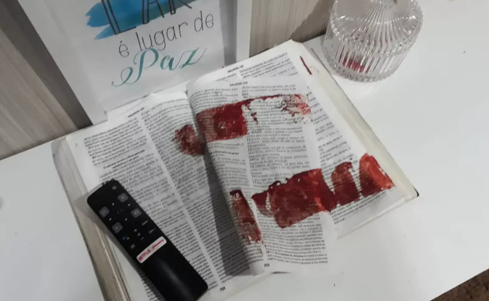 Homem mata esposa com golpes de facão e limpa arma em Bíblia na Paraíba