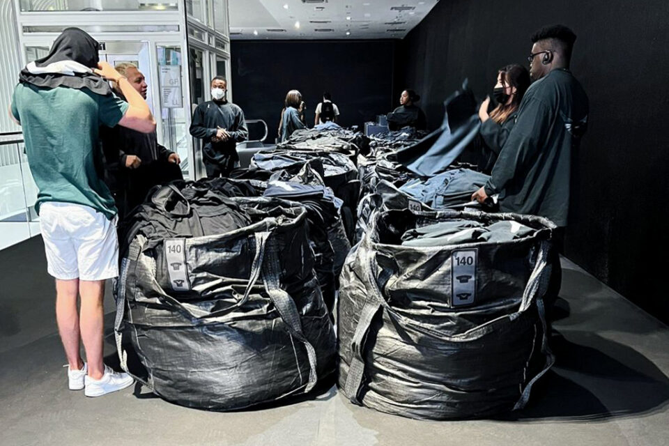 Kanye West é criticado por vender roupas em sacos de lixo; veja preço das peças
