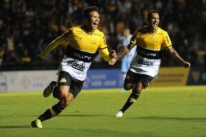 Marquinhos Gabriel comemorando gol marcado