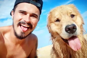 Cachorro e o tutor, Jesse Koz, morreram em um acidente em maio. Cinzas de Shurastey chegam ao Brasil dois meses após acidente nos EUA
