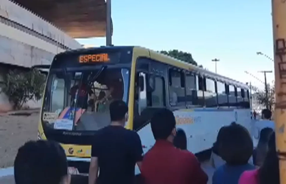 Ônibus do transporte coletivo são flagrados ao transportar fiéis para evento particular em Goiânia