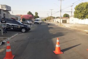 Colisão entre moto e van deixa um ferido na Vila Pedroso, em Goiânia
