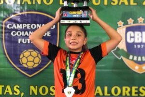 Maria Fernanda como troféu do Campeonato Goiano de Futsal