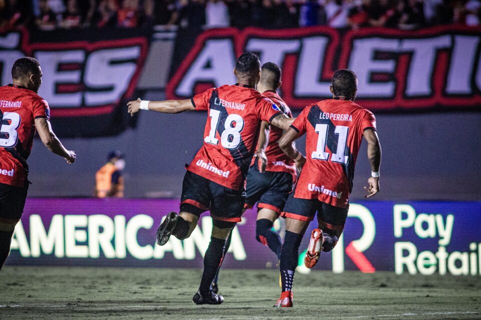 Jogadores do Atlético Goianiense comemoram gol no estádio Serra Dourada