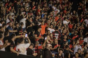 Torcida do Atlético Goianiense no estádio Serra Dourada contra o Nacional