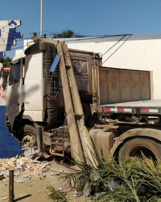 Caminhão atinge muro de oficina após colidir contra um poste, em Goiânia 