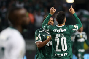 Atuesta comemorando gol marcado contra o Goiás
