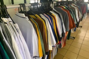 A Polícia Civil apreendeu quase 1,6 mil peças de roupas falsificadas no Setor Jaó, em Goiânia. A operação ocorreu na quarta-feira (17). (Foto: divulgação)