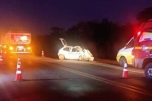 Um idoso, de 81 anos, morreu após colisão frontal entre dois carros na BR-040, em Cristalina. Outras quatro pessoas ficaram feridas. (Foto: reprodução)