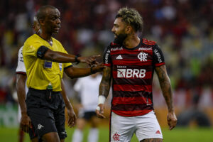 Gabigol conversa com o árbitro Luiz Flávio de Oliveira