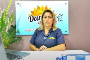 Polícia investiga esteticista que usou crianças de biquíni em anúncio de bronzeamento (Foto: Divulgação)