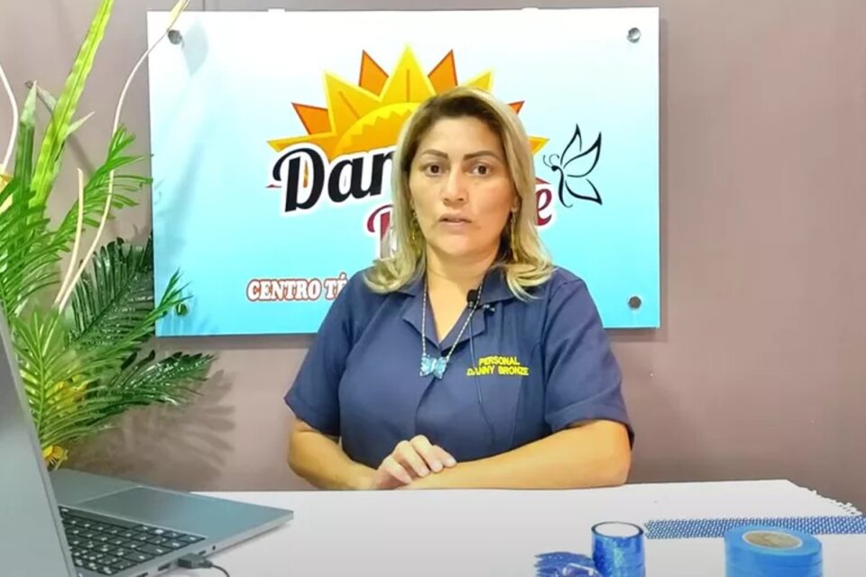 Polícia investiga esteticista que usou crianças de biquíni em anúncio de bronzeamento (Foto: Divulgação)