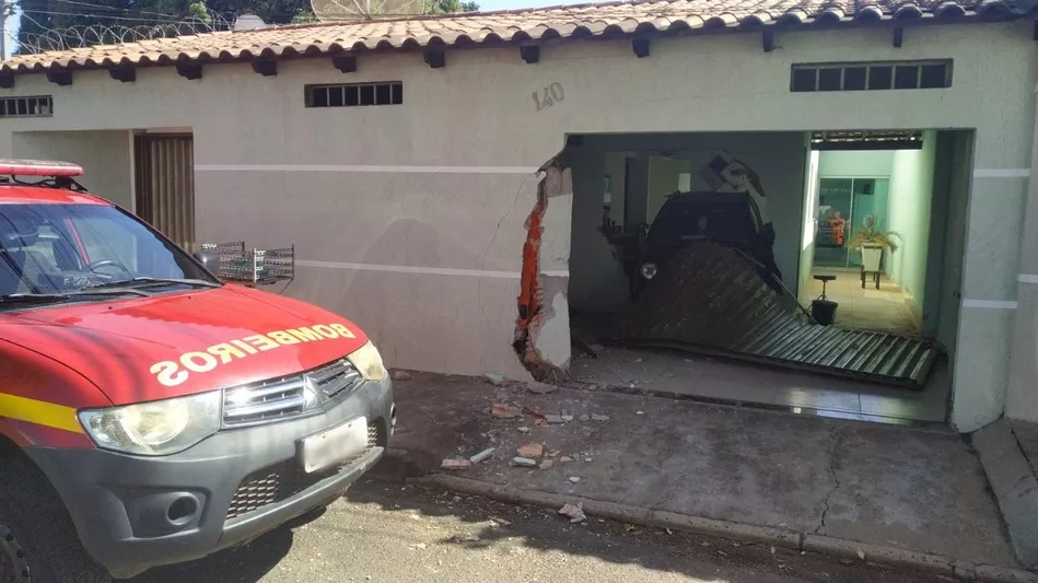 Veículo também bateu no muro de uma casa vizinha (Foto: Corpo de Bombeiros/Divulgação)