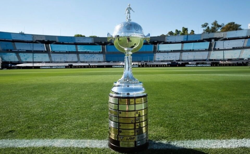 Taça da Copa Libertadores no estádio
