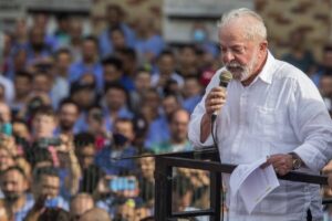 "Passou o tempo desaforando a Justiça Eleitoral", disse. Evento no TSE foi recado pela democracia, e Bolsonaro ficou constrangido, diz Lula