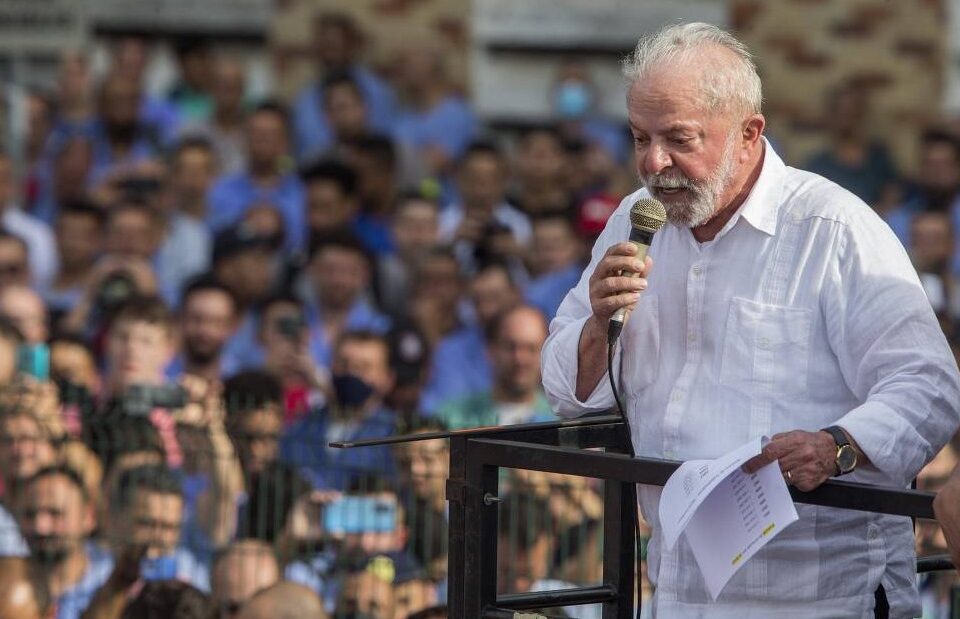 "Passou o tempo desaforando a Justiça Eleitoral", disse. Evento no TSE foi recado pela democracia, e Bolsonaro ficou constrangido, diz Lula