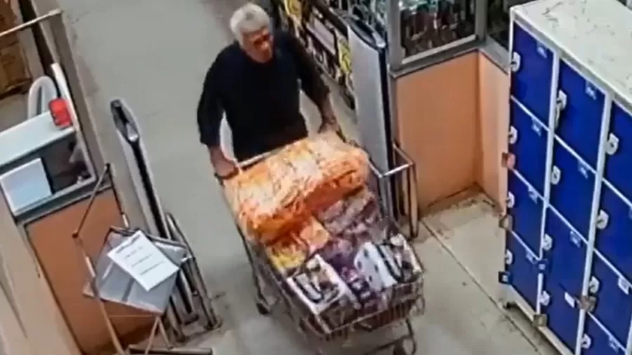 Polícia Civil está investigando o caso. Homem é flagrado ao furtar 120 kg de carnes em supermercado na Bahia; vídeo