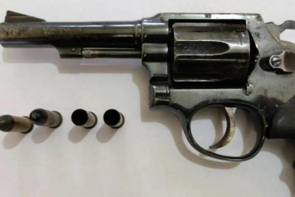 Arma usada pelo suspeito em confronto com a polícia