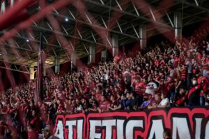 Torcida do Atlético Goianiense no estádio Antônio Accioly
