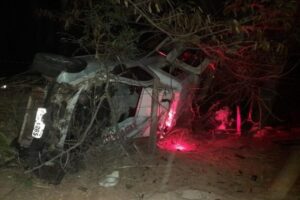 Ambulância capotou depois de bater na traseira de caminhão em Santa Fé de Goiás. (Foto: PM)