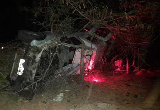 Ambulância capotou depois de bater na traseira de caminhão em Santa Fé de Goiás. (Foto: PM)