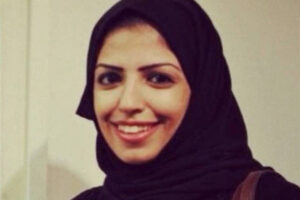 Salma al-Shehab foi detida antes de voltar para a Europa após férias. Arábia Saudita condena estudante a 34 anos de prisão por usar o Twitter