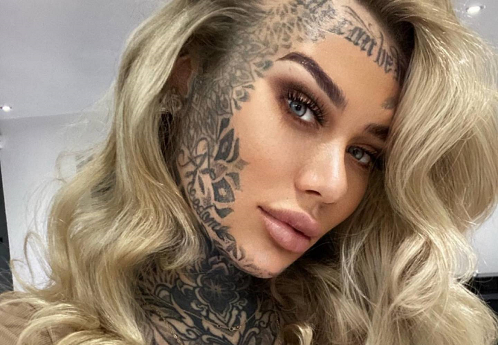 Com 95 Do Corpo Tatuado Estrela Do Onlyfans Avança Com Desenhos Na