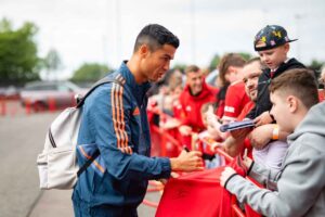 Cristiano Ronaldo dá autógrafos para crianças