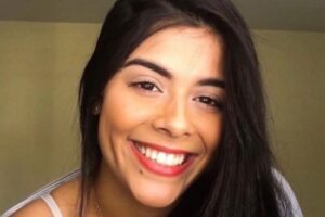 A tatuadora Pétala Paula, diagnosticada com leucemia, conseguiu uma vaga de UTI no Hospital das Clínicas, em Goiânia, e agora precisa de doação de sangue. (Foto: reprodução)