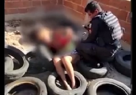 Caso aconteceu na Comunidade do Cajueiro, em Madureira. Mulher prestes a ser queimada em pneus é resgatada no Rio de Janeiro