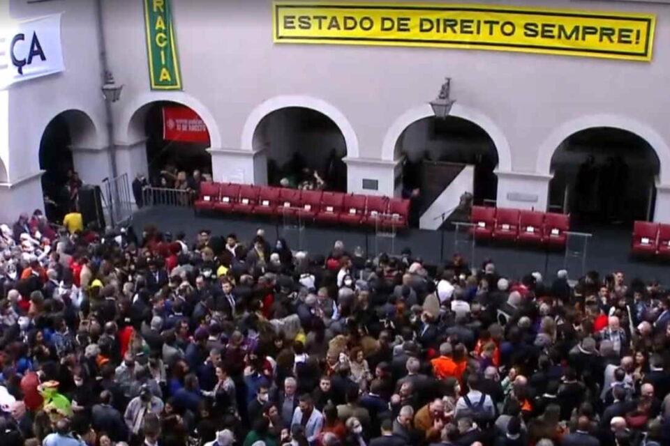 "Bolsonaro sai, democracia fica", ficou nos trends do Twitter. Carta em defesa da democracia passou de 1 milhão de assinaturas na leitura