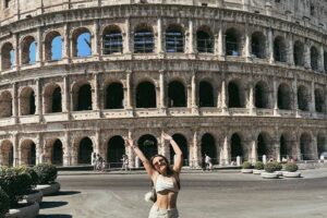 Larissa Manoela compartilha álbum de fotos de férias em Roma, na Itália
