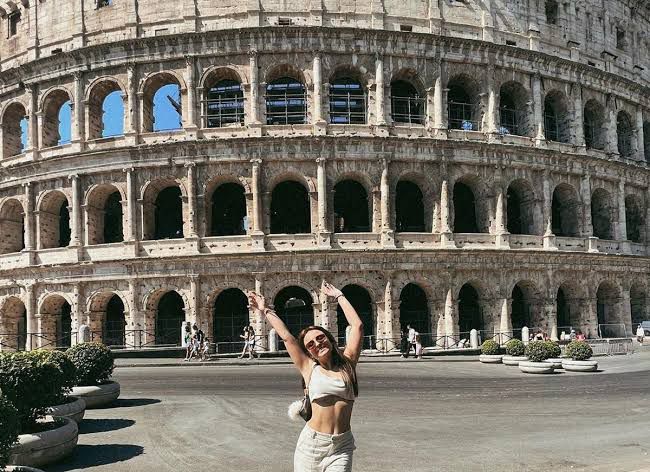 Larissa Manoela compartilha álbum de fotos de férias em Roma, na Itália