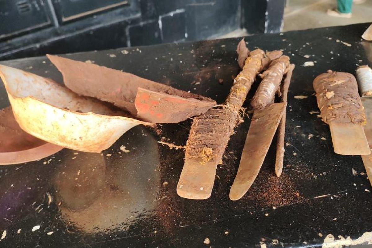 Foram encontrados alguns instrumentos, como facas de fabricação artesanal, que serviam de ferramentas para escavação do respectivo buraco (Foto: Divulgação – Dgap)
