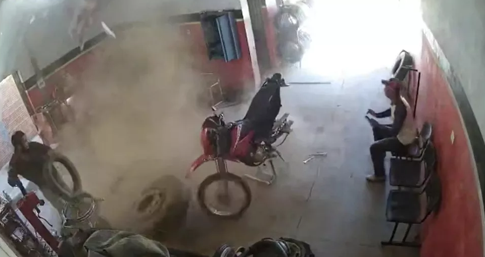 Homem desmaia após explosão de pneu em borracharia na Bahia