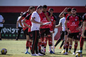 Treinador Jorginho passando informações