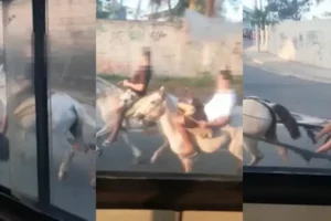 Ataque aconteceu depois que passageiros provocaram adolescentes. Jovens a cavalo cercam ônibus no Rio e arrebentam porta traseira; vídeo