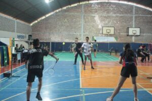 Atletas goianos de Badminton treinando