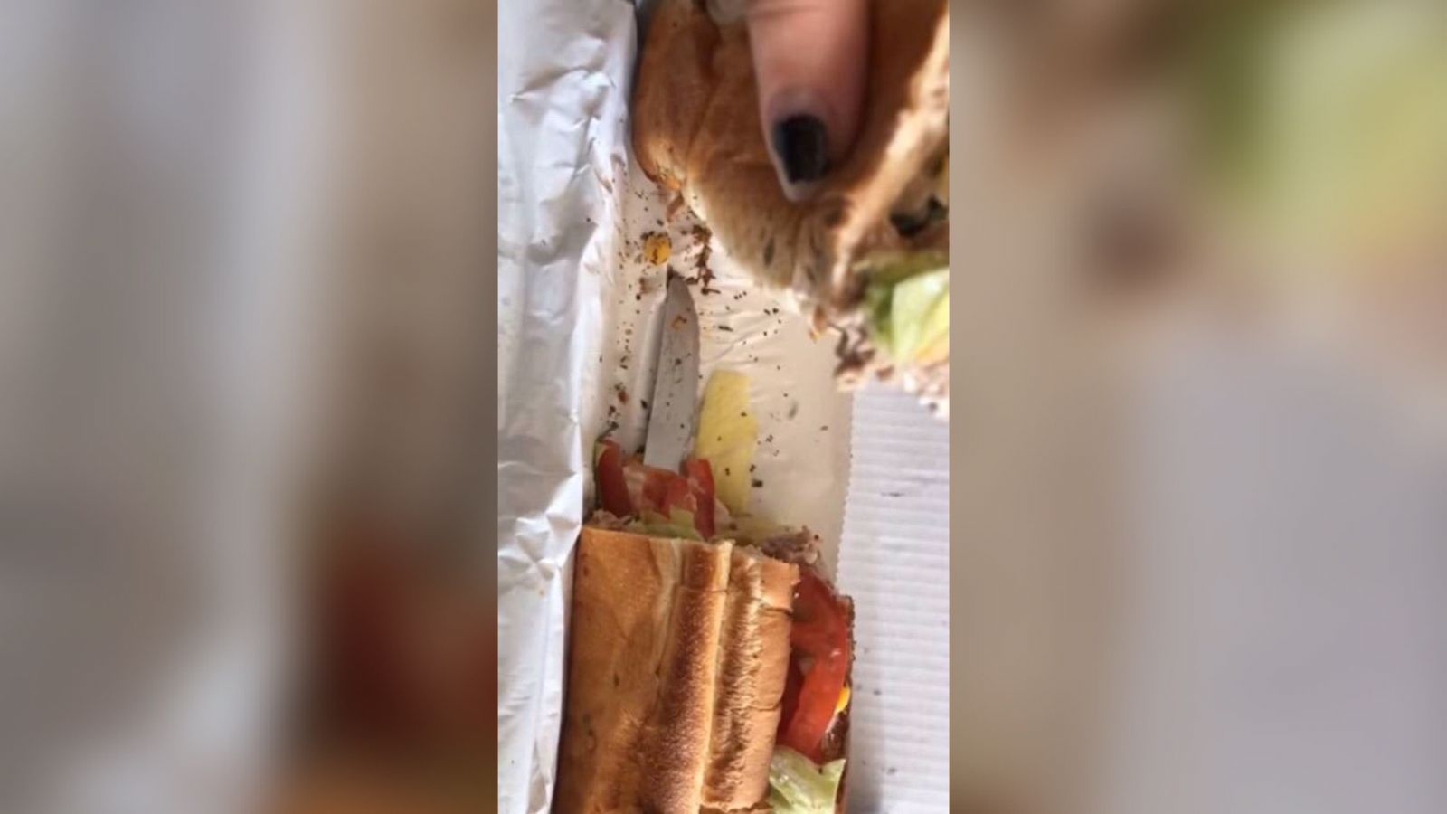 Mulher acha faca dentro de sanduíche de rede de fast food (Foto: Reprodução - Redes sociais)