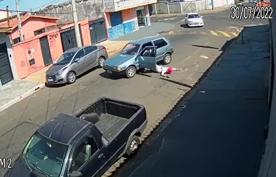Motorista cai do próprio carro enquanto dirigia em São Paulo